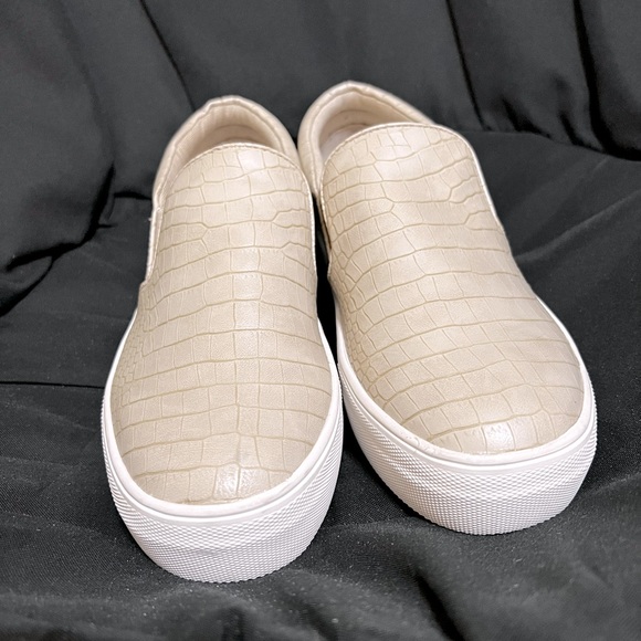 Steve Madden Shoes - Steve Madden Gills Platform Sneakers